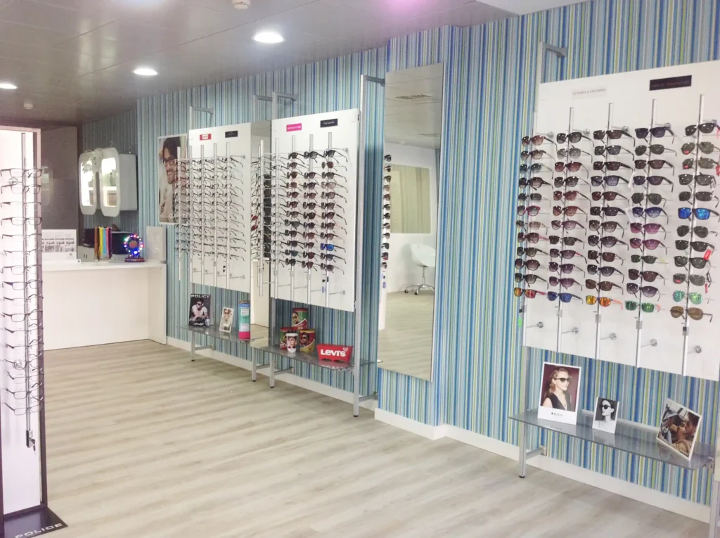 Mobiliario para Ópticas 29 Optica Algeciras Centro Optico Expositor de Gafas