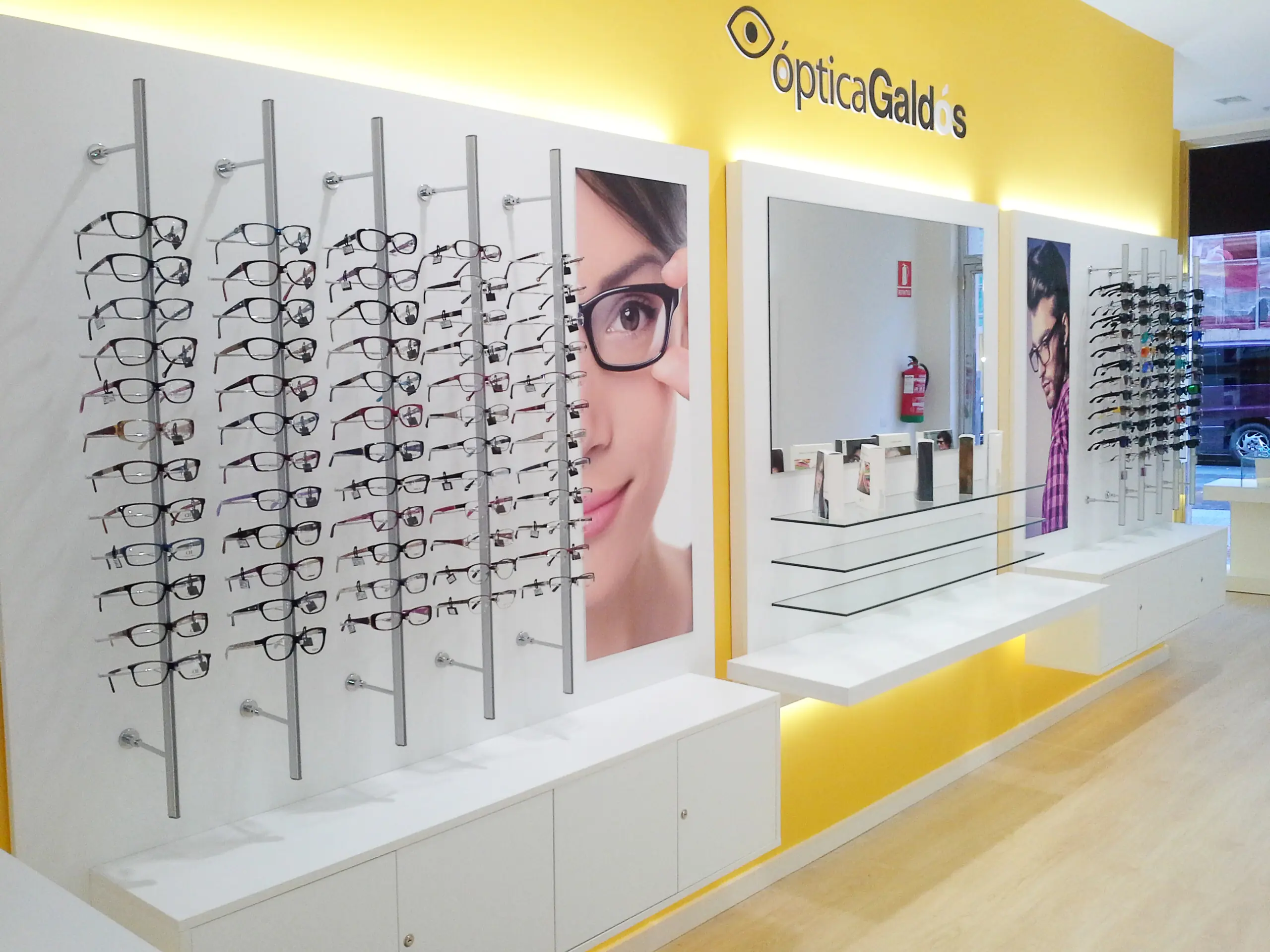 Mobiliario para Ópticas 24 Optica Bilbao Galdos Sistema de Barras para Opticas Espejo y Estanteria de Cristal