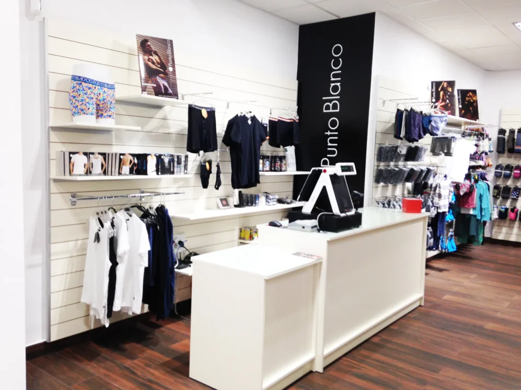 ¿Cómo diseñar una tienda de ropa? Guía completa 2026 9 Puntoblanco Lenceria Motril Granada