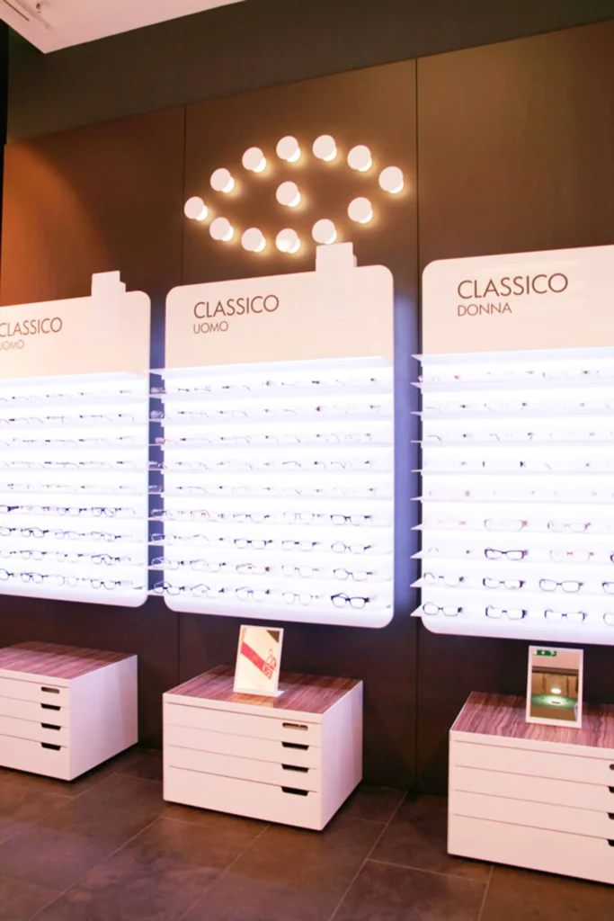Mobiliario para Ópticas 25 optica salmoiraghi vigano villanuova07