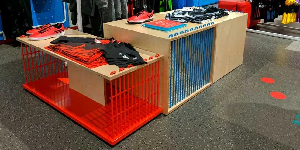 gondola-madera-para-tienda-de-deportes