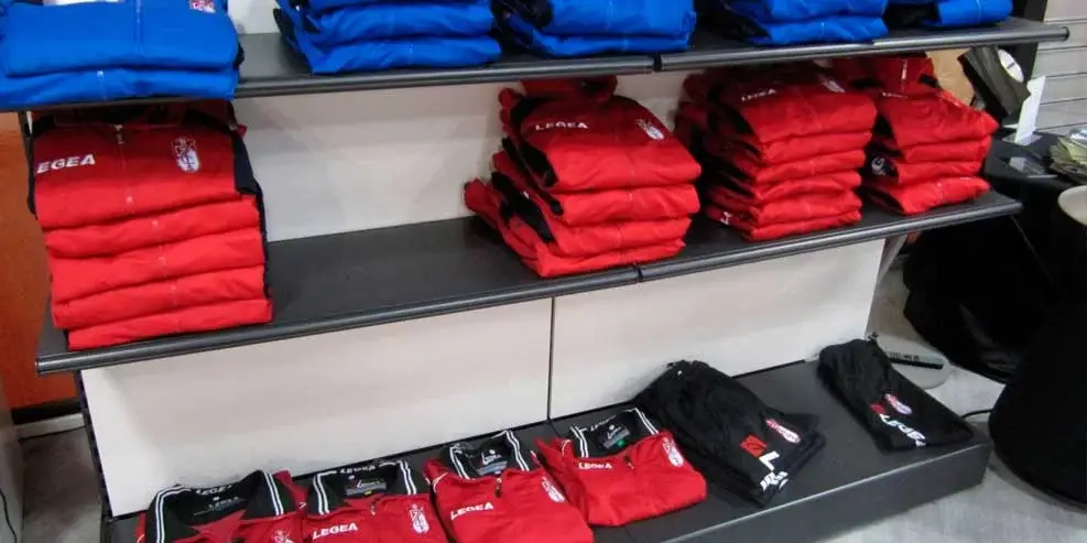 estanteria-para-tienda-de-deportes granada cf
