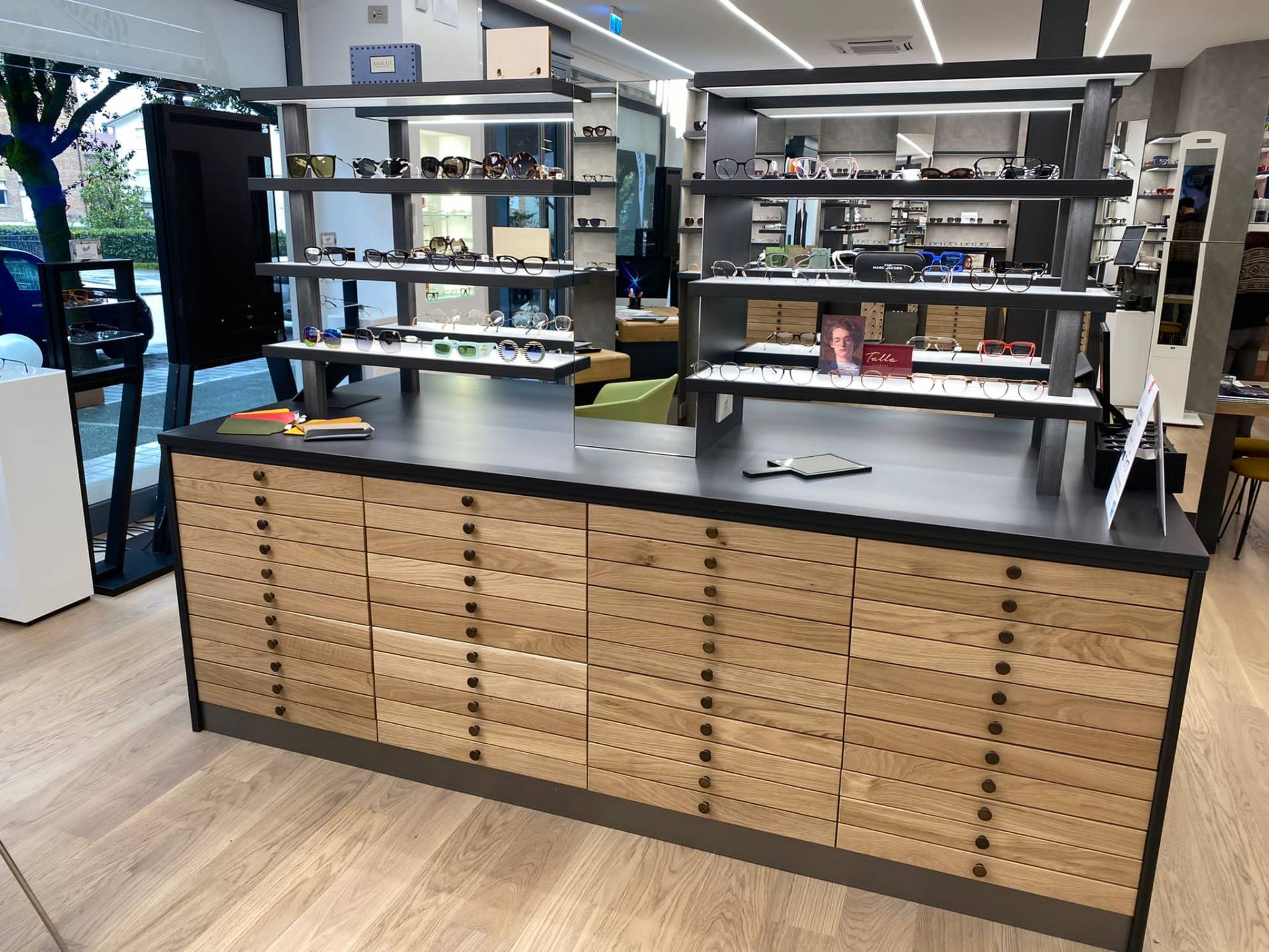 cajonera para optica equipada