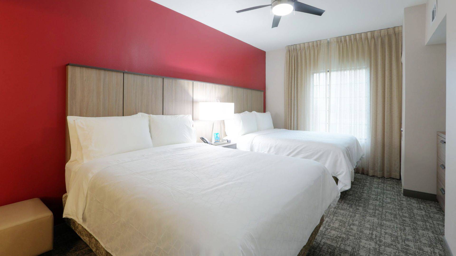 habitacion roja con mobiliario de hotel